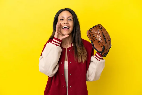 Young Caucasian Woman Playing Baseball Isolated Yellow Background Shouting Mouth — ストック写真