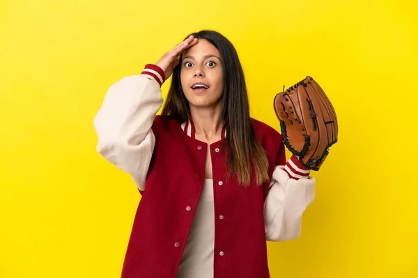 Young Caucasian Woman Playing Baseball Isolated Yellow Background Doing Surprise — Stockfoto