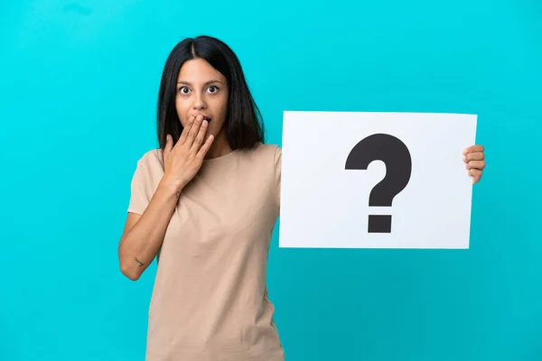 Young Woman Isolated Background Holding Placard Question Mark Symbol Surprised — Stockfoto