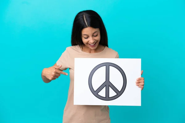 Jovem Sobre Fundo Isolado Segurando Cartaz Com Símbolo Paz Apontando — Fotografia de Stock