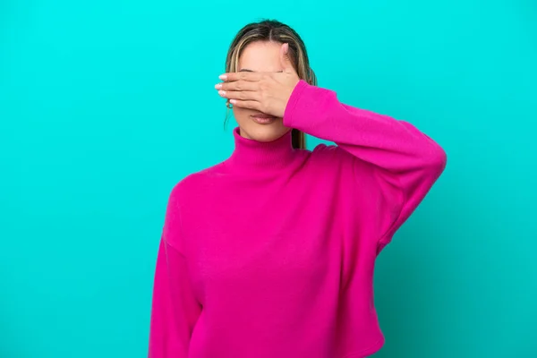 Mujer Caucásica Joven Aislada Sobre Fondo Azul Cubriendo Los Ojos — Foto de Stock