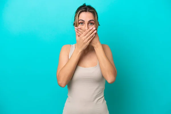 Mulher Branca Jovem Isolado Fundo Azul Cobrindo Boca Com Mãos — Fotografia de Stock