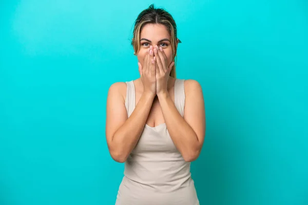 Joven Mujer Caucásica Aislada Sobre Fondo Azul Feliz Sonriente Cubriendo —  Fotos de Stock