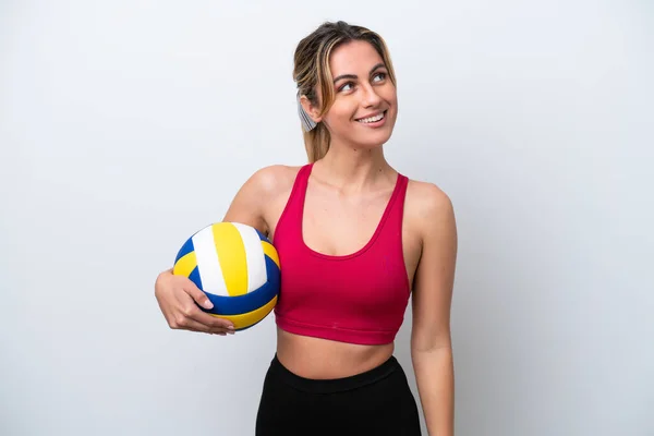 Joven Mujer Caucásica Jugando Voleibol Aislado Sobre Fondo Blanco Mirando —  Fotos de Stock