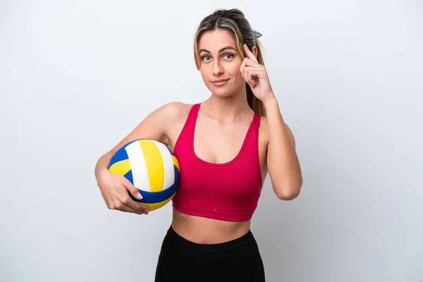 Junge Kaukasische Frau Spielt Auf Weißem Hintergrund Isoliert Volleyball Und — Stockfoto