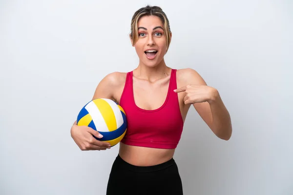 Ung Kaukasiska Kvinna Spelar Volleyboll Isolerad Vit Bakgrund Med Överraskning — Stockfoto