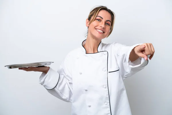 Joven Chef Mujer Con Bandeja Aislada Sobre Fondo Blanco Apuntando —  Fotos de Stock