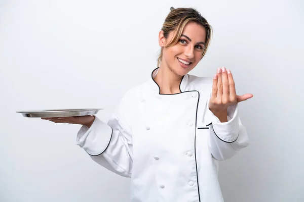 Junge Köchin Frau Mit Tablett Isoliert Auf Weißem Hintergrund Einladend — Stockfoto