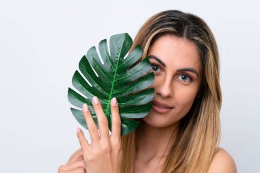 Beyaz arka planda, elinde palmiye yaprağı olan beyaz bir kadın. Portreyi kapat