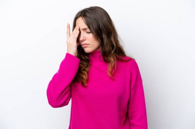 Beyaz arka planda başağrısı olan beyaz tenli genç bir kadın.