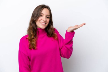 Beyaz arka planda izole edilmiş genç beyaz kadın bir ilan vermek için avucunun içinde hayali bir fotokopi makinesi tutuyor.