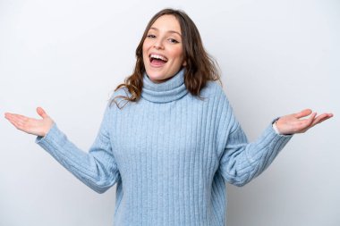 Beyaz arka planda izole edilmiş genç beyaz kadın şok olmuş yüz ifadesi ile