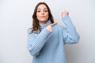 Beyaz arka planda izole genç beyaz kadın geç kalma jesti yapıyor