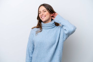 Beyaz arka planda izole edilmiş genç beyaz kadın gülüyor.