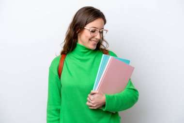 Beyaz arka planda mutlu bir ifadeyle izole edilmiş beyaz bir beyaz kadın öğrenci.