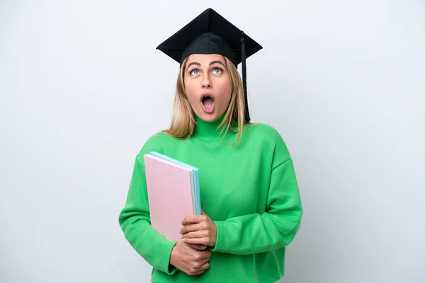 Jovem Universitária Graduada Mulher Isolada Fundo Branco Olhando Para Cima — Fotografia de Stock