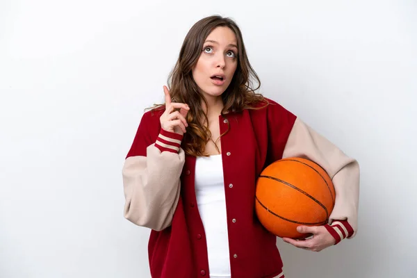 Jovem Caucasiana Jogando Basquete Isolado Fundo Branco Com Intenção Realizar — Fotografia de Stock