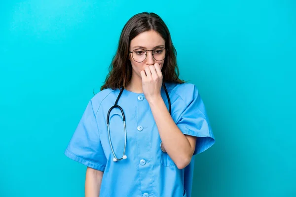 Ung Kirurg Läkare Kvinna Isolerad Blå Bakgrund Med Tvivel — Stockfoto