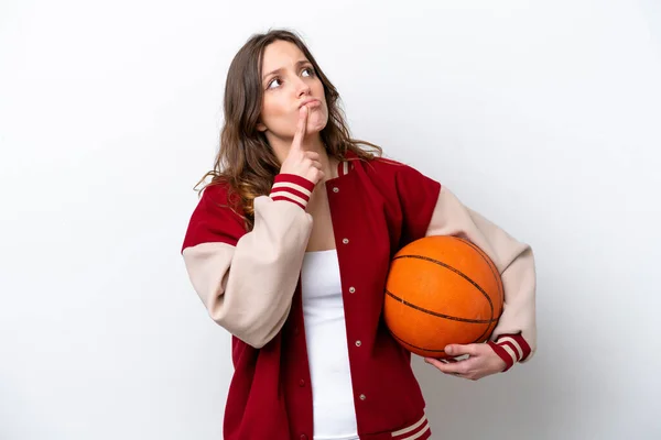 Mladá Běloška Žena Hraje Basketbal Izolované Bílém Pozadí Pochybnostmi Při — Stock fotografie