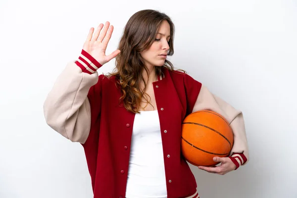 若いですCaucasian女性プレイバスケットボール孤立した上に白の背景作りストップジェスチャーと失望 — ストック写真