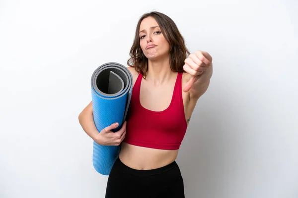 Giovane Donna Caucasica Sport Andando Lezioni Yoga Tenendo Tappeto Isolato — Foto Stock