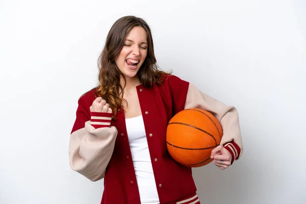 Beyazların Arka Planında Izole Edilmiş Basketbol Oynayan Beyaz Bir Kadın — Stok fotoğraf