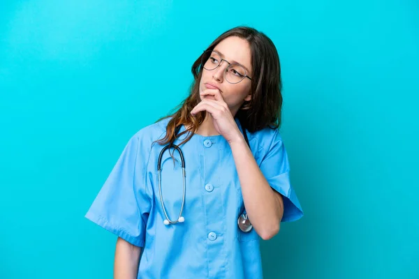 Jonge Chirurg Arts Vrouw Geïsoleerd Blauwe Achtergrond Zoek Omhoog — Stockfoto