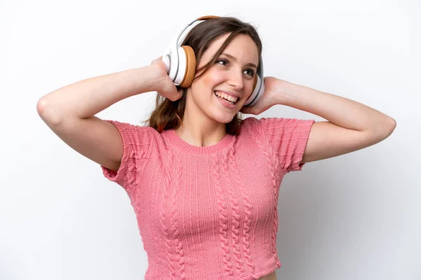 Jovem Caucasiana Isolada Fundo Branco Ouvindo Música — Fotografia de Stock