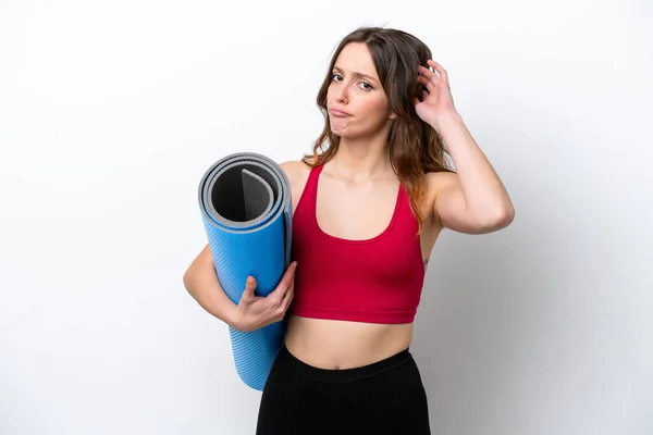 Giovane Donna Caucasica Sport Andando Lezioni Yoga Mentre Tenendo Tappeto — Foto Stock