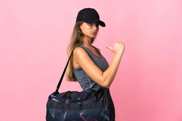 Giovane Donna Sportiva Con Borsa Sportiva Isolata Sfondo Rosa Orgogliosa — Foto Stock