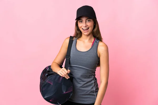 Junge Sportlerin Mit Sporttasche Auf Rosa Hintergrund Mit Überraschendem Gesichtsausdruck — Stockfoto