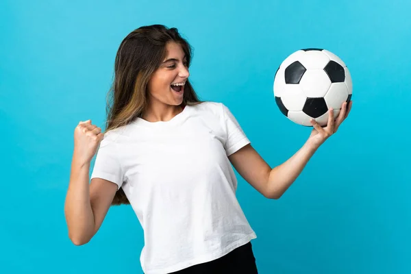Młoda Biała Kobieta Odizolowana Niebieskim Tle Piłką Nożną Świętującą Zwycięstwo — Zdjęcie stockowe
