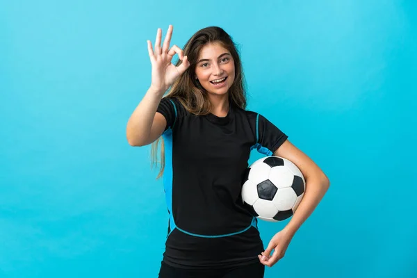 Ung Fotbollsspelare Kvinna Isolerad Blå Bakgrund Visar Tecken Med Fingrar — Stockfoto