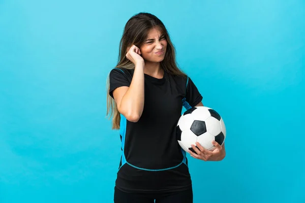 Jovem Jogador Futebol Mulher Isolado Fundo Azul Frustrado Cobrindo Orelhas — Fotografia de Stock