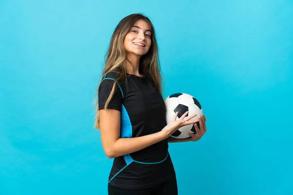 Giovane Giocatore Calcio Donna Isolato Sfondo Blu Che Estende Mani — Foto Stock