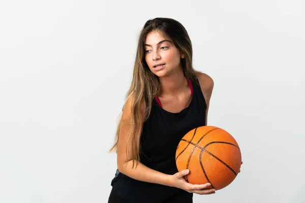 若いですCaucasian女性孤立しました上の白い背景プレーバスケットボール — ストック写真