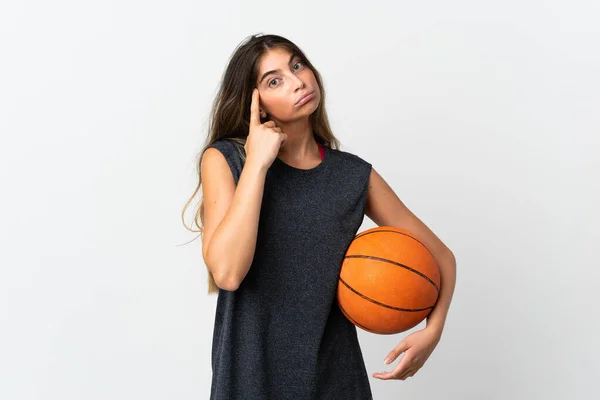 Молода Жінка Грає Баскетбол Ізольовано Білому Тлі Думаючи Про Ідею — стокове фото