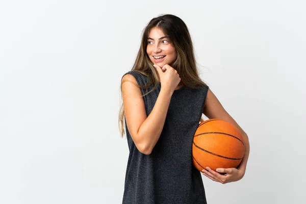 Jovem Mulher Jogando Basquete Isolado Fundo Branco Olhando Para Lado — Fotografia de Stock