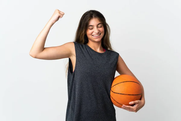 Молода Жінка Грає Баскетбол Ізольовано Білому Тлі Роблячи Сильний Жест — стокове фото