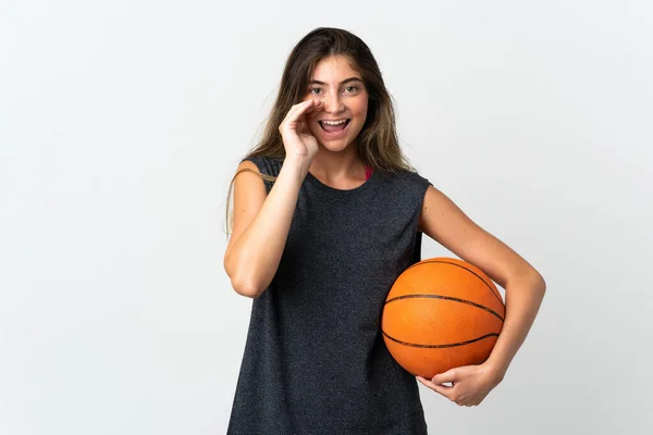 Молодая Женщина Играет Баскетбол Изолированы Белом Фоне Кричать Открытым Ртом — стоковое фото