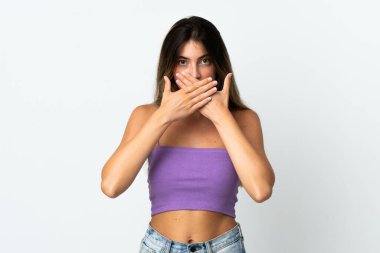 Beyaz arka planda izole edilmiş, ağzı elleri olan beyaz bir kadın.