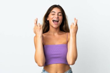 Beyaz arka planda izole edilmiş beyaz tenli genç bir kadın.