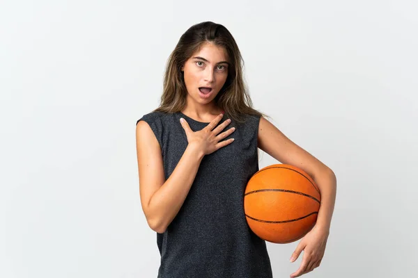 Молода Жінка Грає Баскетбол Ізольовано Білому Тлі Здивована Шокована Дивлячись — стокове фото