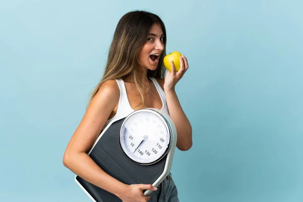 Mulher Branca Jovem Isolado Fundo Azul Com Máquina Pesagem Com — Fotografia de Stock