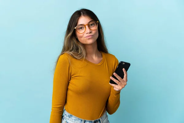 Giovane Donna Caucasica Utilizzando Telefono Cellulare Isolato Sfondo Blu Con — Foto Stock