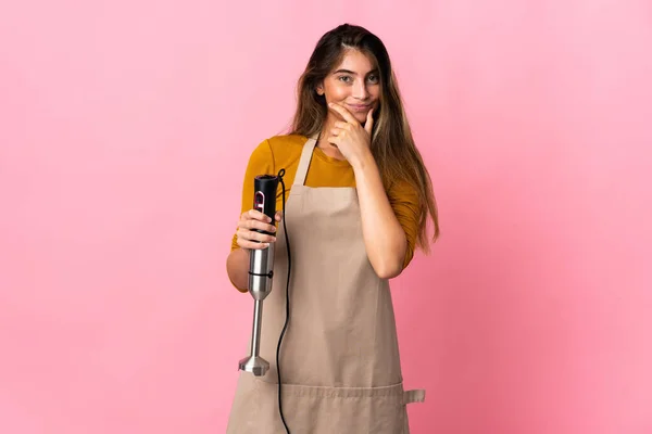 Jonge Chef Kok Vrouw Met Behulp Van Hand Blender Geïsoleerd — Stockfoto