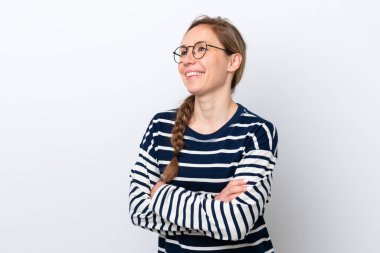 Beyaz arka planda izole edilmiş genç beyaz kadın mutlu ve gülümsüyor.