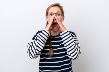 Beyaz arka planda izole edilmiş beyaz bir kadın bağırıyor ve bir şeyler söylüyor.