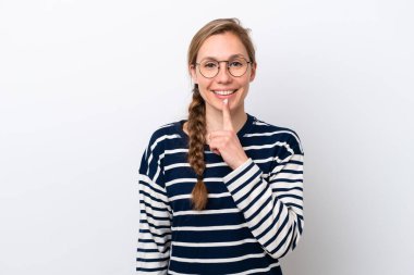 Beyaz arka planda izole edilmiş beyaz bir kadın sessiz bir jest işareti gösteriyor. Parmağını ağzına sokuyor.