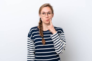 Beyaz arka planda soyutlanmış beyaz bir kadın.